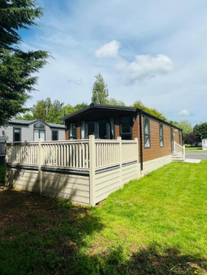 Woodpark Lodge with Hot Tub